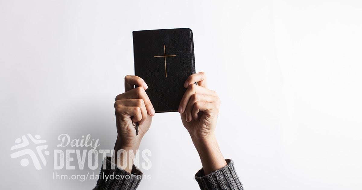 devo_1200_holdupbible